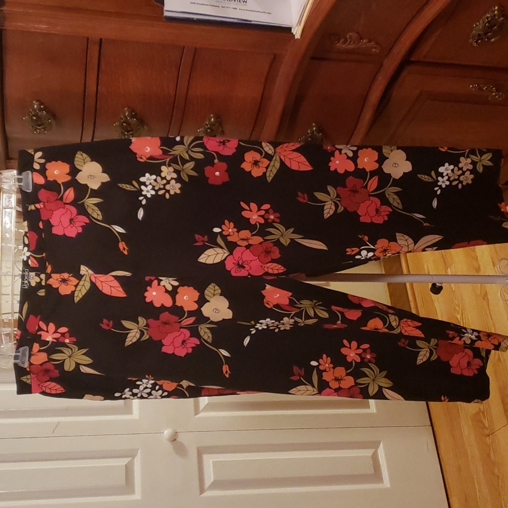 Floral Cropped Pants